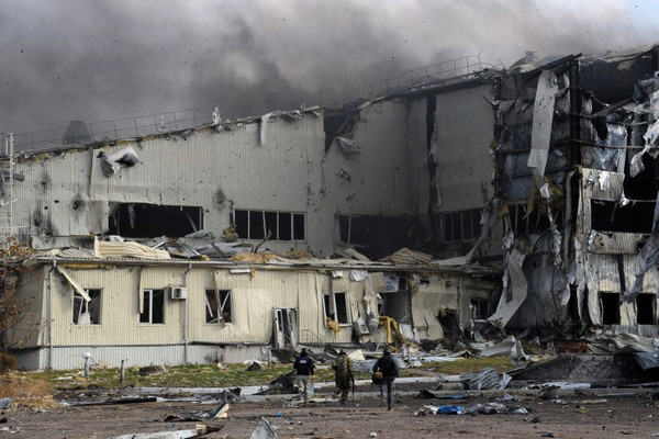 Разрушения на территории аэропорта Донецка