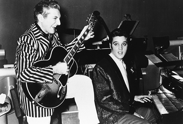 Элвис Пресли и американский пианист, певец и шоумен Владзи Либераче, 1956 год 