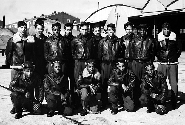 Зима 1944 года. Американские пилоты в летных куртках-бомберах (bomber jackets). 