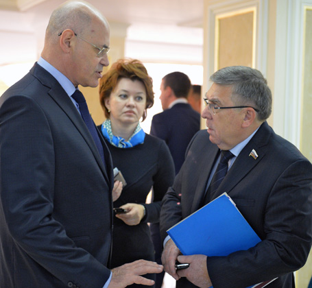 Сенатор от Орловской области Владимир Круглый (слева) и сенатор от Курской области Валерий Рязанский