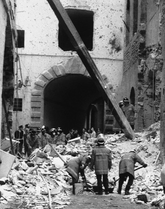 Пожарные после теракта разбирают завалы во дворе галереи Уффици. 27 мая 1993 года 
