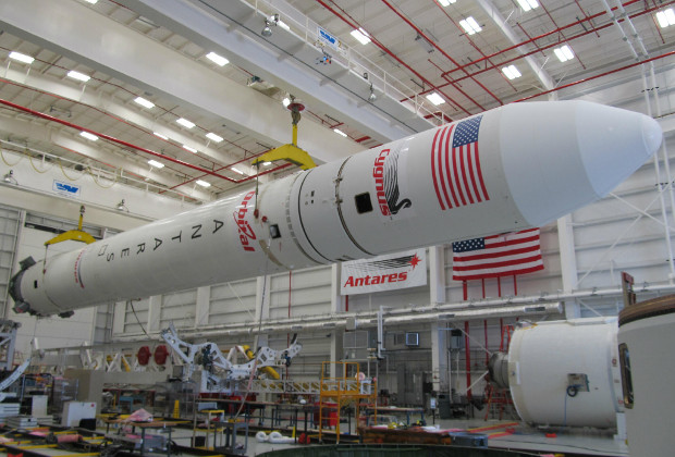 Ракета-носитель Antares в апреле 2013 года перед размещением на пусковом комплексе космодрома Уоллопс