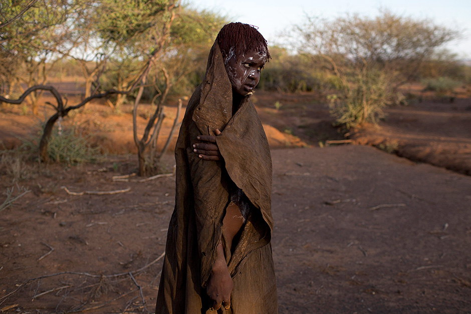 Церемония обрезания для девочек-подростков, призванная сделать их «готовыми к браку» (то есть физически неспособными испытывать удовольствие от секса), была официально запрещена в Кении три года назад. Но де-факто ритуал все равно проводится. 

