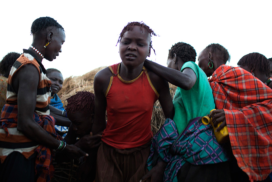 Более четверти женщин в Кении подвергались обрезанию, причем в «полевых» условиях, без обезболивания, первым попавшимся под руку острым предметом. 