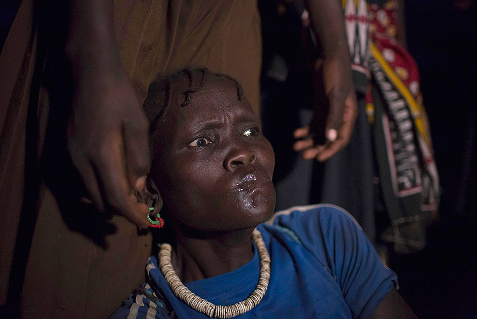Особенно процедура распространена в сельских местностях Кении. Фотограф побывал в гостях у племени Покот и запечатлел обрезание четырех девочек-подростков. 