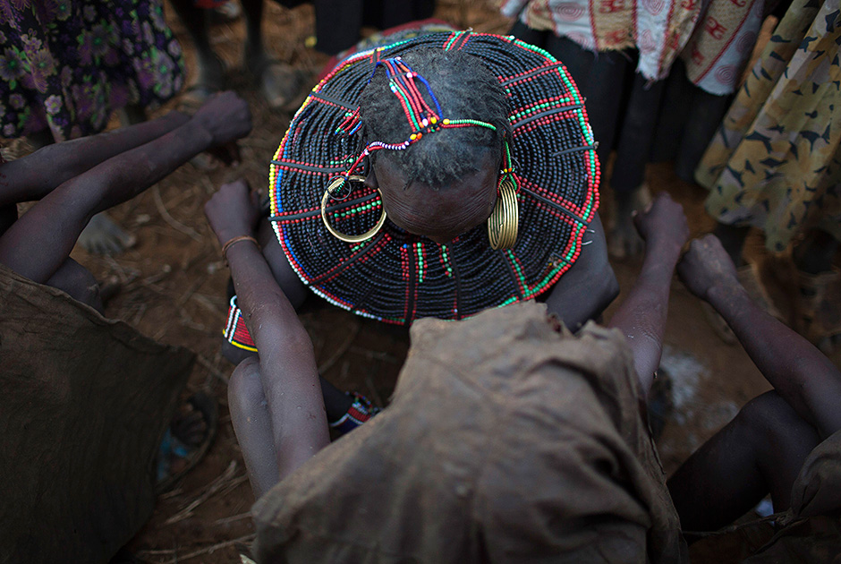 У них так принято Фоторепортаж с церемонии женского обрезания в Кении .