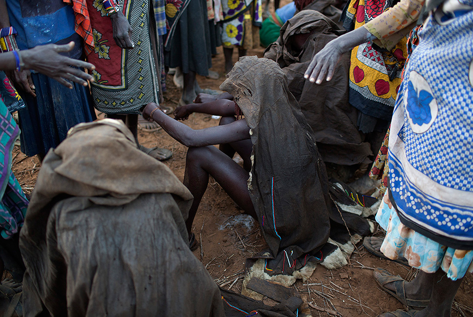 Племя Покот на церемонии обрезания четырех девочек 