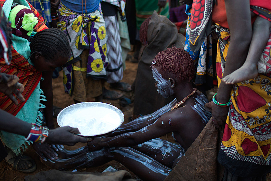 Девочка из племени Покот только что прошла процедуру обрезания в деревне в 80 километрах от кенийского города Маригат. 

