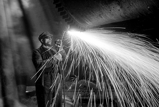Рабочий завода «Запорожсталь» ведет газорезательные работы. 1 июля 1946 года.