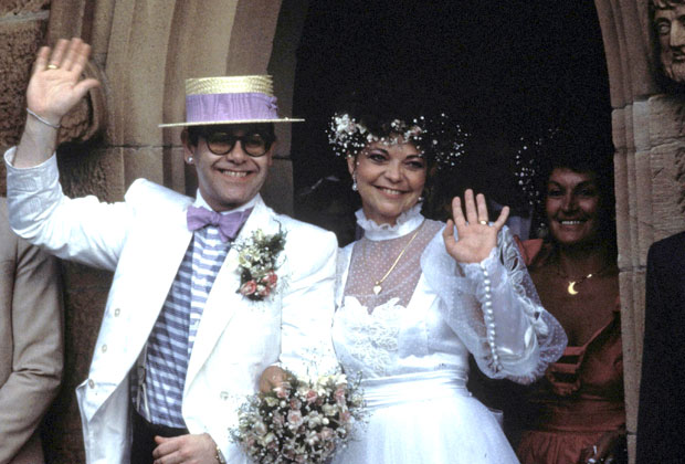 Элтон Джон во время церемонии бракосочетания с  Ренатой Блауэл