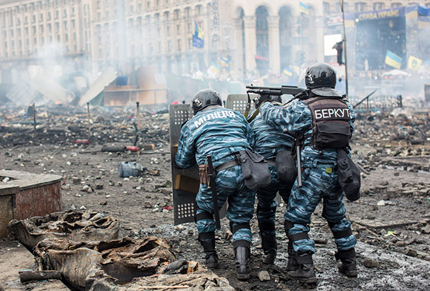 Сотрудники правоохранительных органов на Майдане Независимости в Киеве, где происходят столкновения митингующих и сотрудников милиции. 