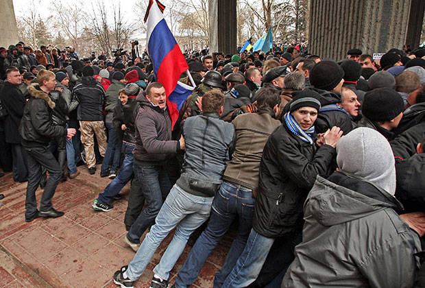 Участники митинга у здания Верховного совета Крыма в Симферополе. 