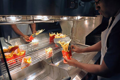Картофель фри как в МакДональдсе: перед жаркой проварите в особом растворе