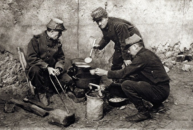 1914 год. Французские солдаты готовят еду непосредственно на позициях