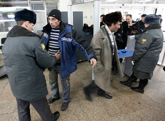 Обыск пассажира в аэропорту Емельяново в Красноярске 