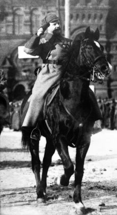 Михаил Фрунзе принимает парад на Красной площади. Репродукция снимка 1925 года