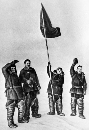 Участники экспедиции дрейфующей станции «Северный полюс - 1» устанавливают флаг СССР на Северном полюсе. 