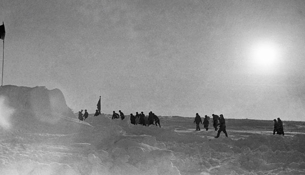 Папанинцы и члены спасательной экспедиции покидают лагерь «СП-I» в Арктике