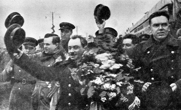 Папанинцы прибывают на Ленинградский вокзал после легендарного дрейфа на Северном полюсе. Иван Папанин - в центре.