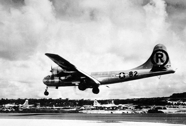 Бомбардировщик B-29 Enola Gay приземляется после удара по Хиросиме
