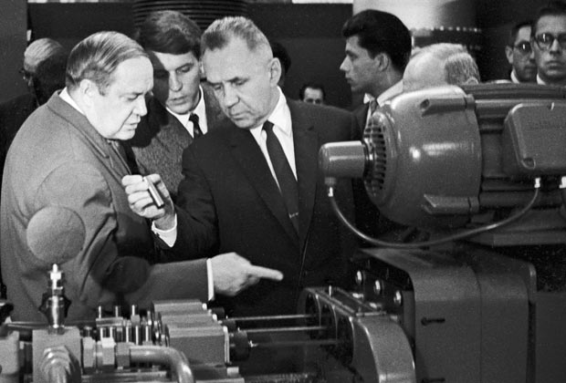 Зампред Совета министров СССР Леонид Смирнов (слева) и председатель Совета министров Алексей Косыгин (справа) осматривают экспонат Промышленной выставки Швейцарии в Сокольниках.