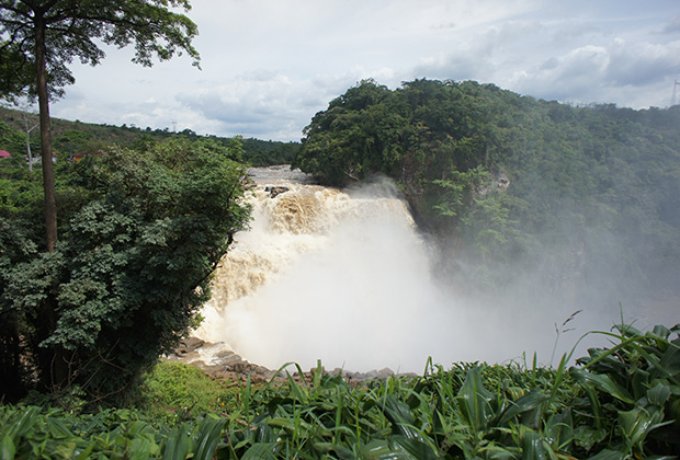 Водопад Зонго (высота 67 метров) — чудо природы, расположенное в 130 километрах от Киншасы
