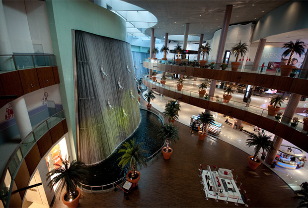 Знаменитый и самый большой в мире ТРЦ «Дубай Молл» (Dubai Mall).