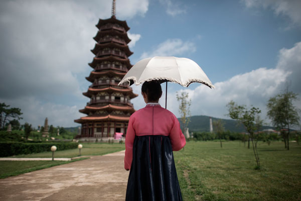 Девушка в историческом парке на окраине Пхеньяна 