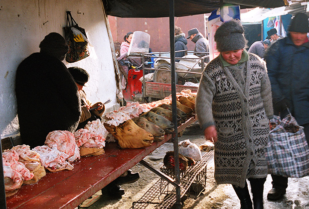 Торговля мясом на скотном рынке в Киргизии