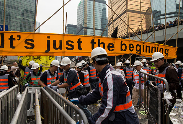 Коммунальщики разбирают баррикады после протестов в Гонконге