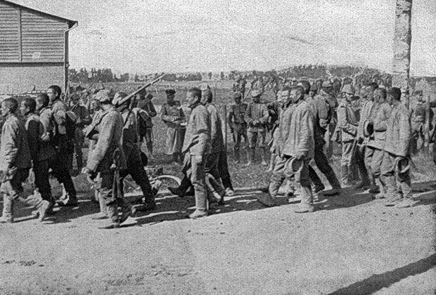 Русские солдаты, попавшие в плен после разгрома армии Самсонова в Мазурских болотах 