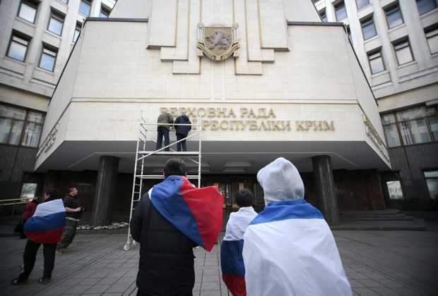 Рабочие снимают вывеску Верховной Рады Автономной республики Крым на украинском языке, 18 марта 2014 года