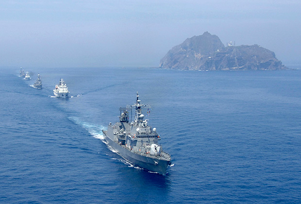 Боевой корабль Южной Кореи возле островов Токто.