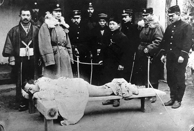 Кореец после порки, которую ему устроили японцы, выбивая признательные показания. 1 января 1905.