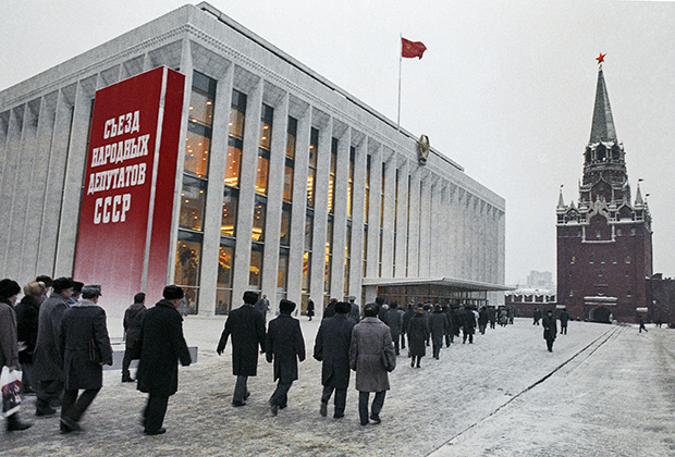 Народные депутаты СССР направляются на II Съезд народных депутатов в Кремлевский дворец съездов, 1989 год