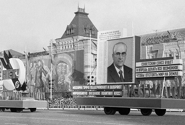Демонстрация трудящихся открывается огромным портретом Генерального секретаря ЦК КПСС Юрия Владимировича Андропова, 1983 год