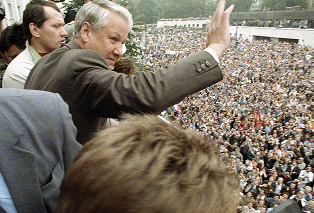 Борис Николаевич Ельцин приветствует участников митинга у здания Верховного совета РСФСР, 1991 год
