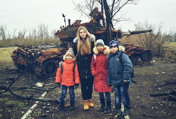 Марьяна с детьми во время первой поездки в Донбасс, 2014 год