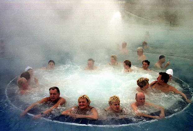 Немецкие купальщики в бассейне содержащем радон