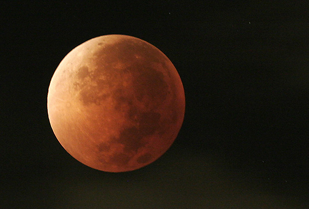 При затмении земного спутника на восходе или закате возникает явление «кровавая луна»