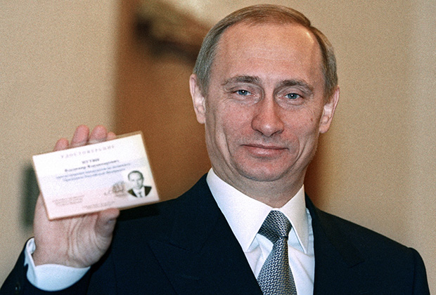 Исполняющий обязанности президента России Владимир Путин на церемонии регистрации в кандидаты в президенты России