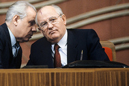 Анатолий Лукьянов и Михаил Горбачев (слева направо)