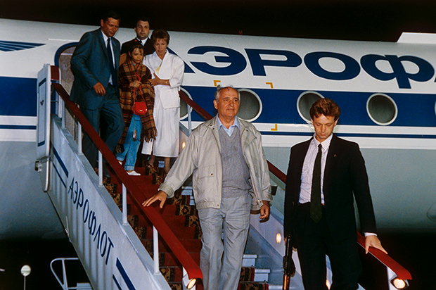 Возвращение Михаила Горбачева из Фороса в Москву