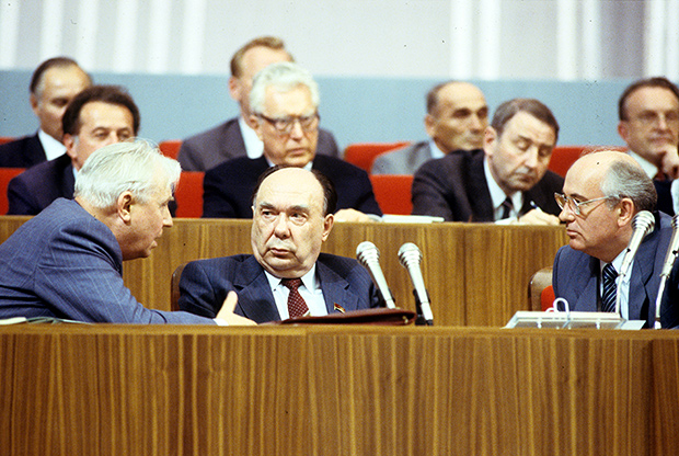 Егор Кузьмич Лигачев, Александр Николаевич Яковлев и Михаил Сергеевич Горбачев (слева направо) в президиуме на XIX Всесоюзной конференции КПСС, июнь 1988 года