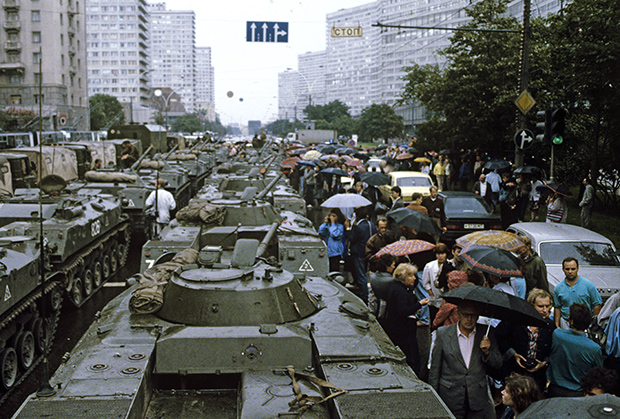 20 августа 1991 года, после объявления чрезвычайного положения в Москву были введены войска и техника. Танки на Калининском проспекте (Новый Арбат)