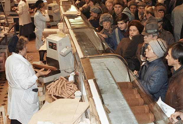 Жители Москвы в очереди за мясными продуктами во время тотального дефицита товаров в СССР в начале 90-х годов