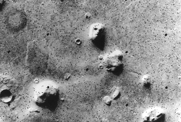 «Лицо» на Марсе, человекоподобие которого оказалось иллюзией, связанной с низким разрешением телевизионной камеры «Викинга-1»