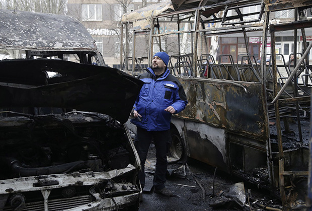 Член миссии ОБСЕ на месте попадания снаряда в остановку общественного транспорта в Донецке, 11 февраля 2015 года