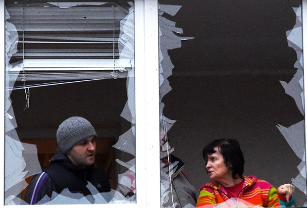 Поврежденный в результате артобстрелов дом в Донецке, февраль 2015 года