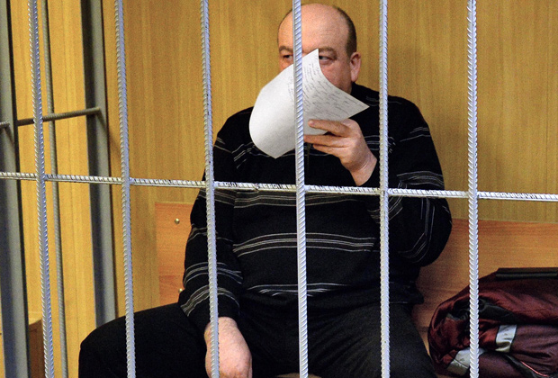 Александр Реймер закрыл свое лицо от фотографов в Пресненском суде